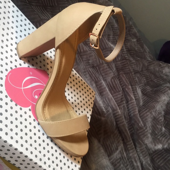 Nude Heels 💞 - Picture 2 of 4